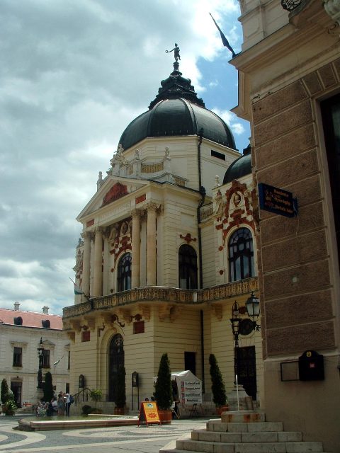 Pécsi séta - Nemzeti Szinház