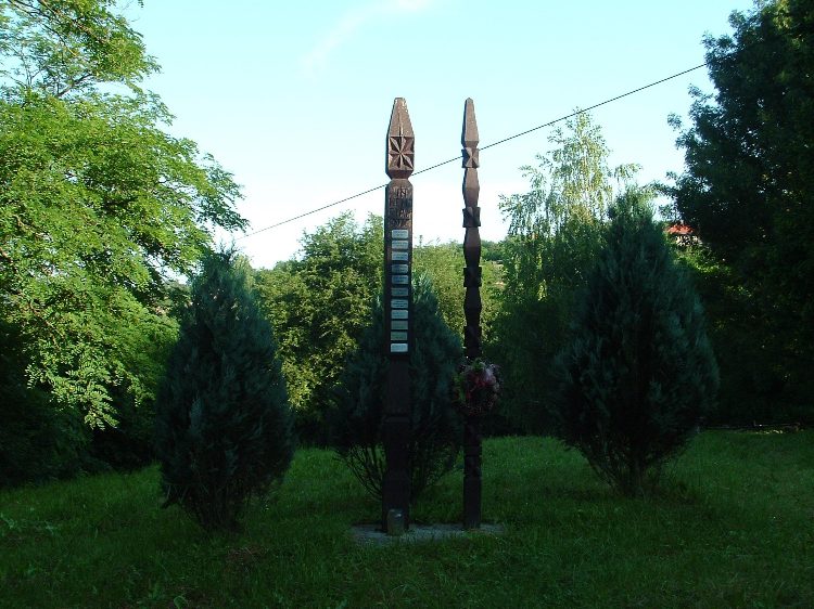 Zselic - Emlék-kopjafa a Meteor kulcsosház kertjében