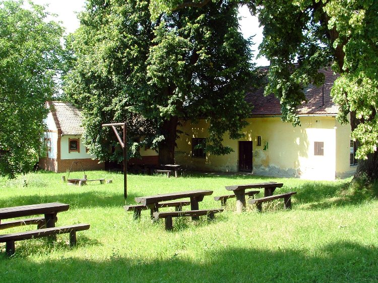 Zselic - A zselickisfaludi Vándor turistaház kertje