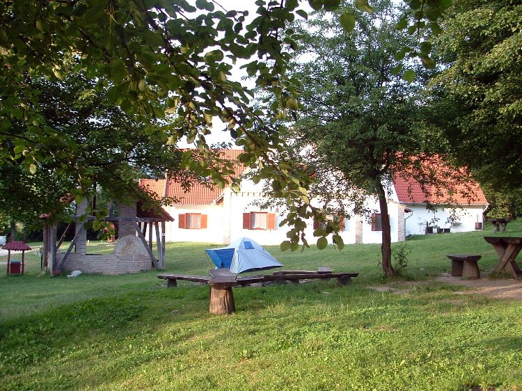 Zselic - Sátorozás a Katicatanya turistaház kertjében