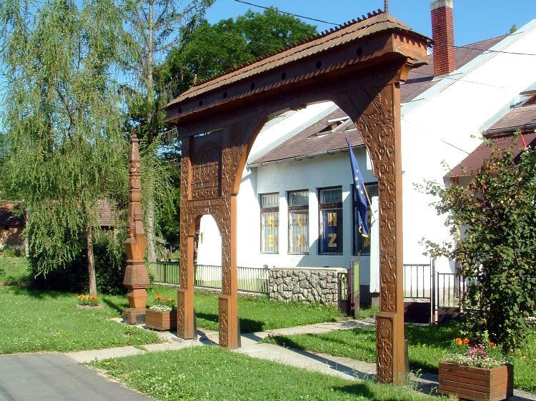 Zselic - Székelykapu a szennai főutcán