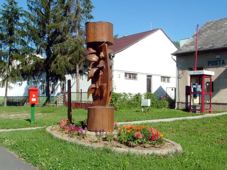 Zselic - A Vadvirág Út utolsó alkotása a szennai posta előtt áll