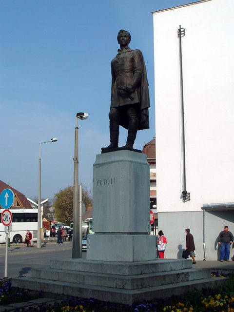 Kaposvár - Petőfi Sándor szobra a buszállomás mellett