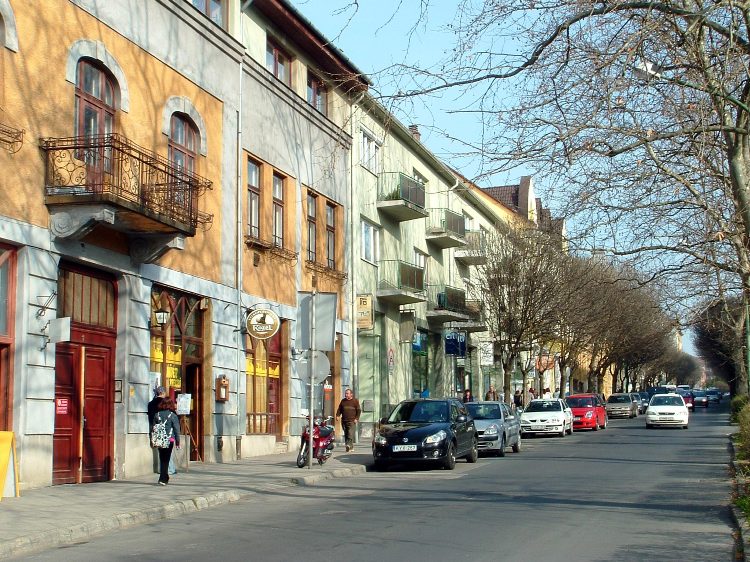 Kaposvár - A Dózsa György utcán a városközpont felé