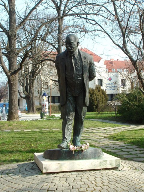 Kaposvár - Nagy Imre szobra a művelődési ház előtti parkban