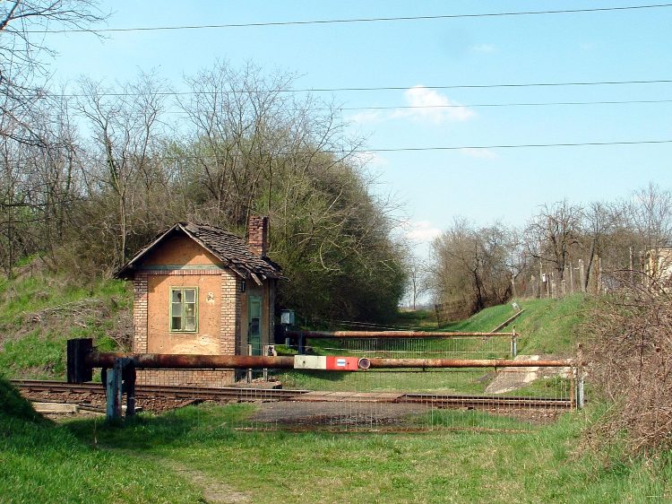 Rég lezárt sorompónál kereszteztem a vasúti síneket