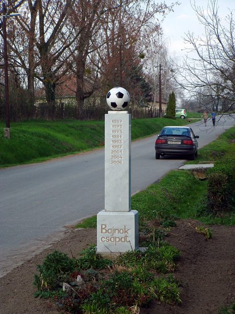 A focicsapat emlékműve Somogysárdon