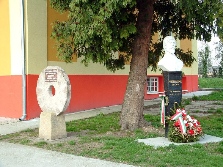 Somogysárd - Emlékművek a művelődési ház előtt