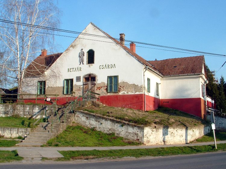Somogysárd - Csendben pusztul a Betyár csárda már évek óta bezárt épülete