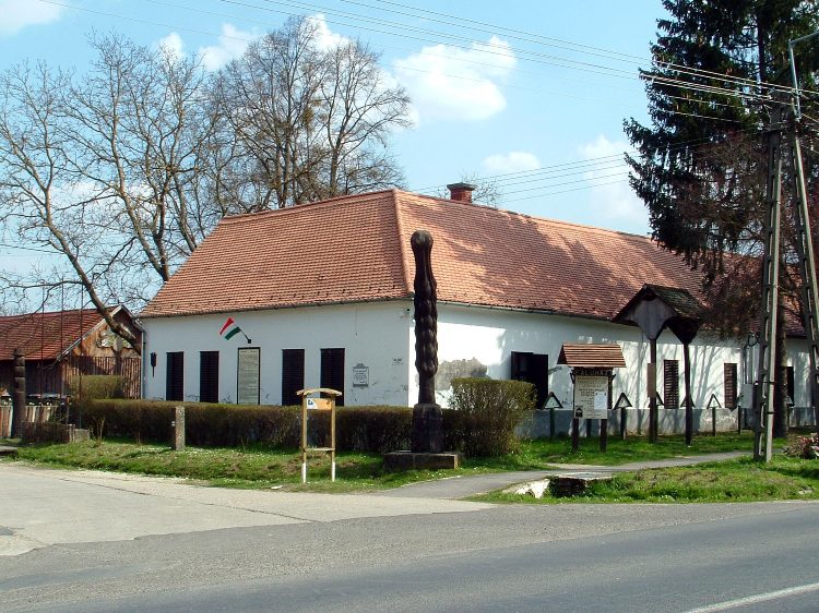 Mesztegnyő - A Faluház 3.
