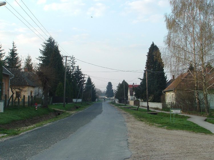 Nagyszakácsi főutcáján