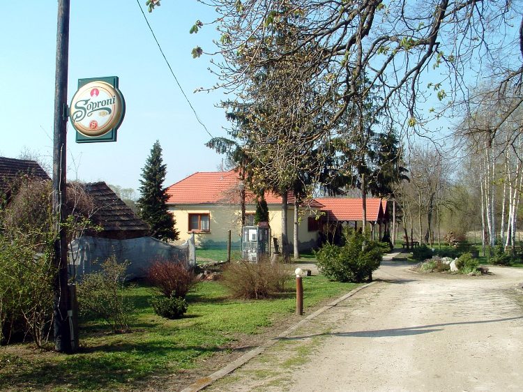 Nemesvid - Egy udvarban álló presszó a kéktúra pecsételőhely