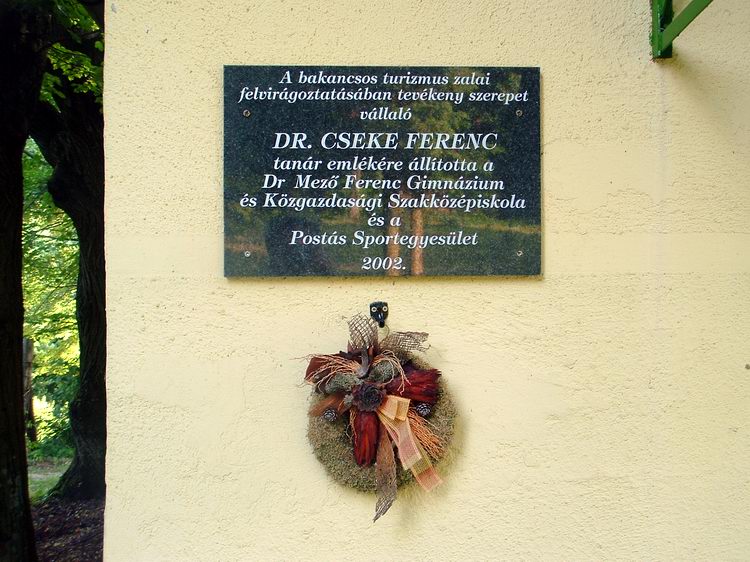 A Cseke Ferenc emléktábla a kulcsosház falán