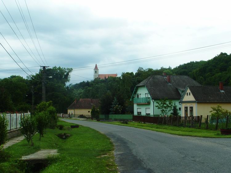 Homokkomárom - Már látszik a dombtetőn álló Mária-kegytemplom