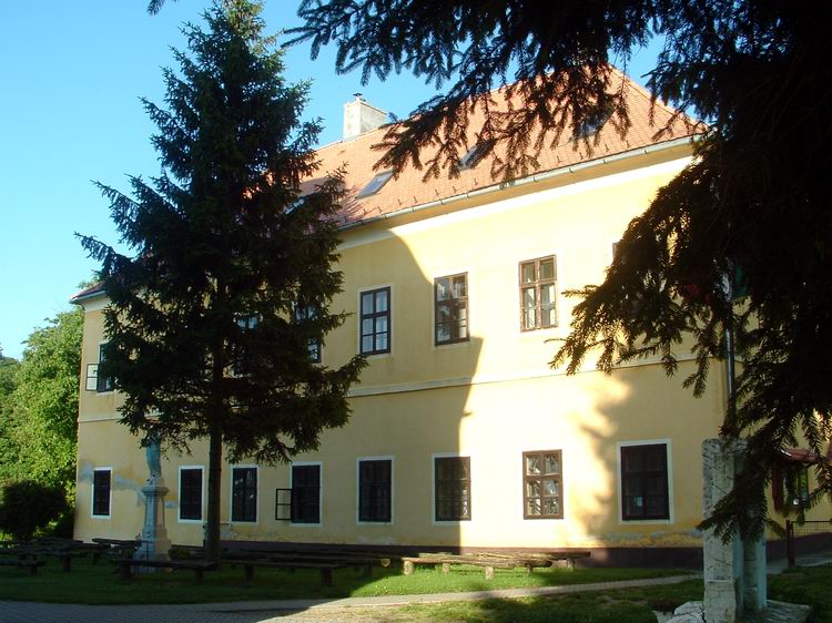 Homokkomárom - A templom melletti kolostor épülete