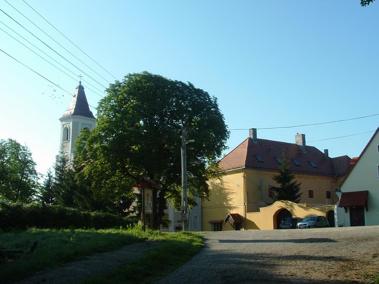 Homokkomárom - A kegytemplom és a kolostor épülete