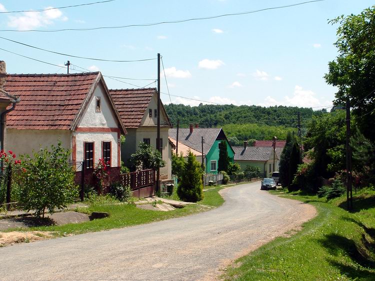 Valkonya - A község főutcáján