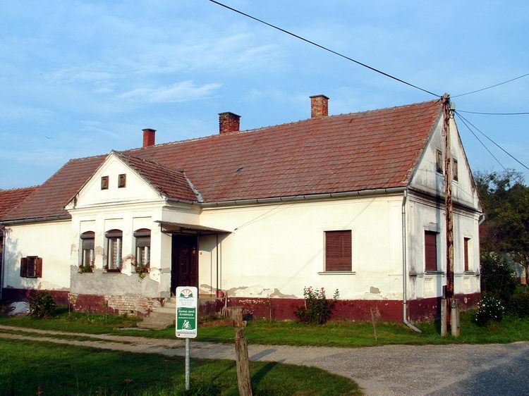 Felsőszenterzsébet - Öreg ház az út mellett