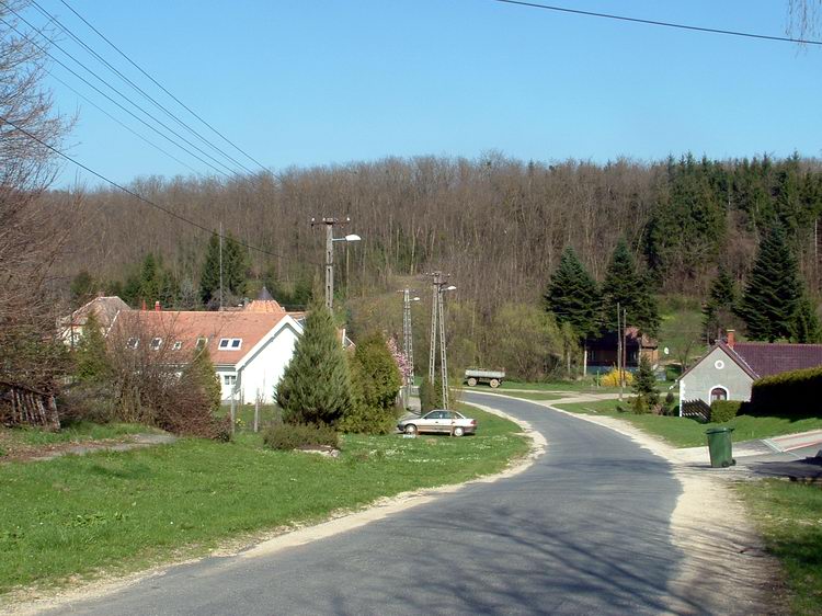 Szarvaskend - A Fő utca alsó kanyarja