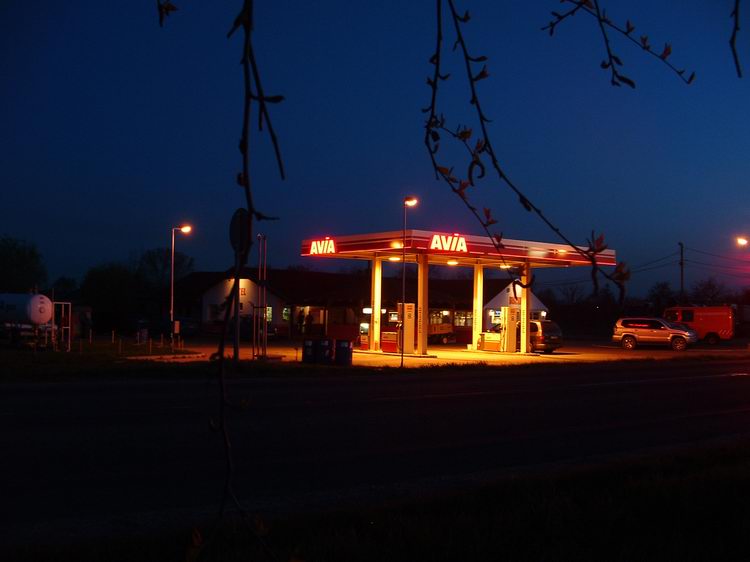 Molnaszecsőd - A benzinkút este
