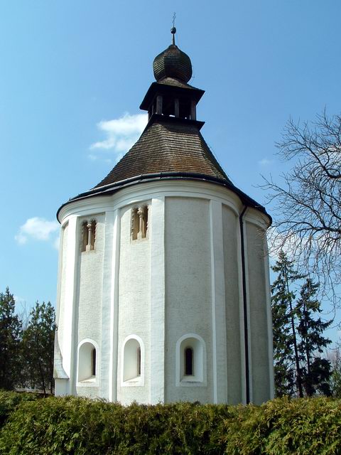 Ják - Kápolna a templomkertben