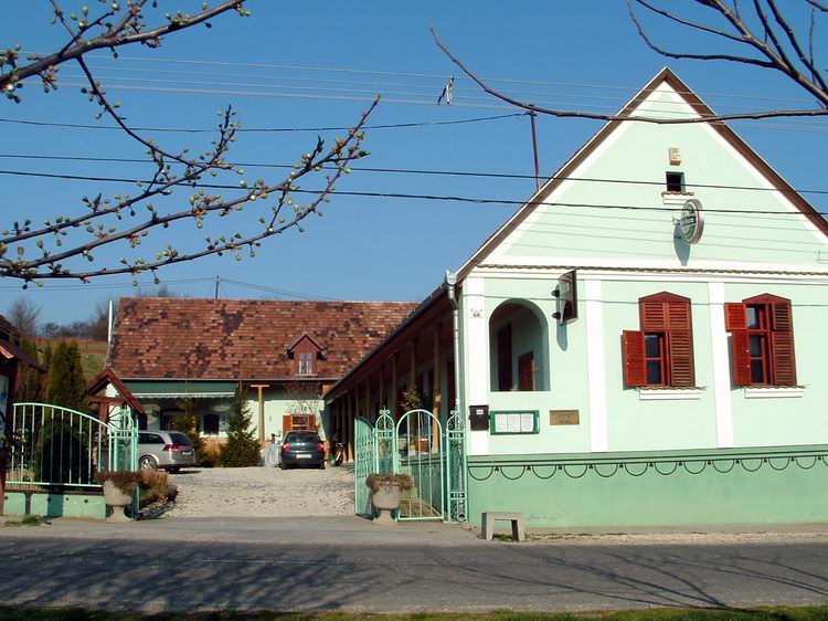 A Hirschen Panzió épülete Szálka főutcáján