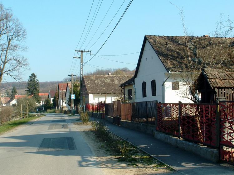 Szálka - Úton a Petőfi utcán a faluközpont felé