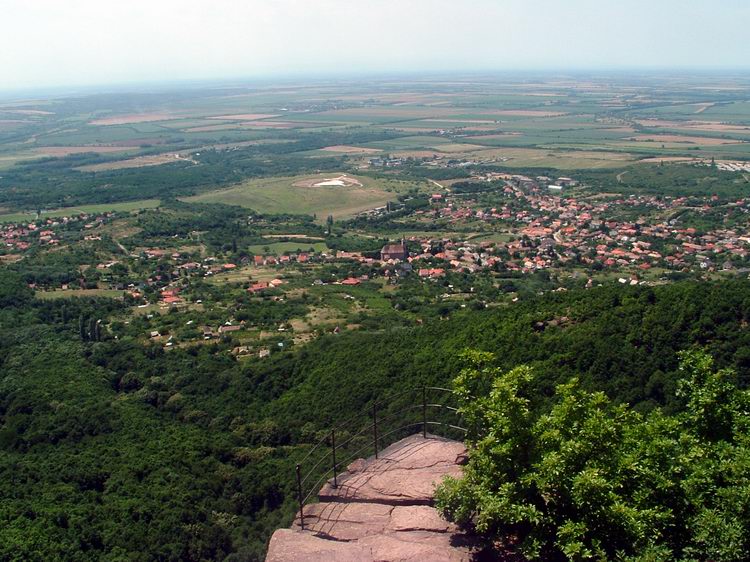 Kilátás a Zsongor-kőről Cserkút és Kővágószőlős felé