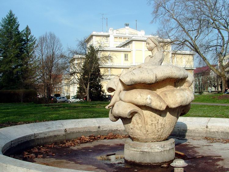 Kaposvár - A park mélyén áll a Csiky Gergely Színház