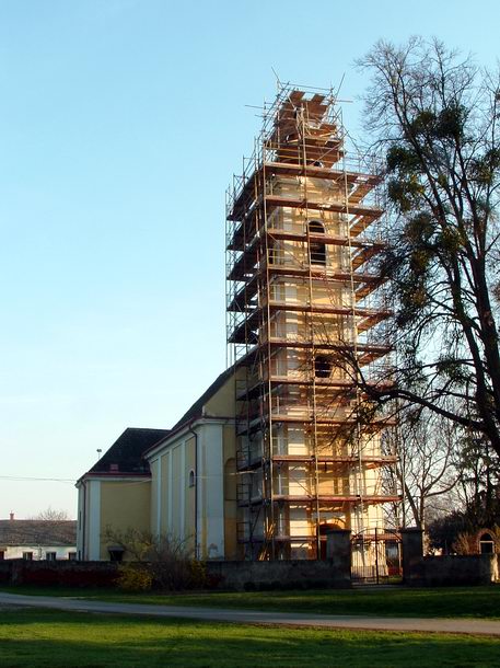 Somogysárd - A falu katolikus templomát éppen renoválták