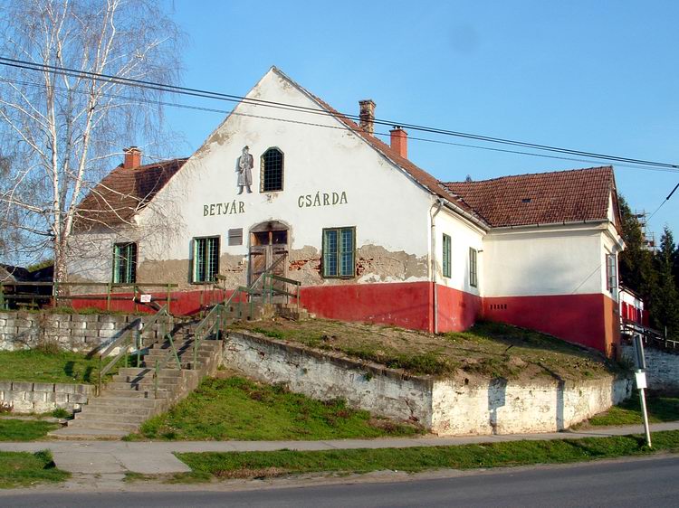 Somogysárd - A már évekkel ezelőtt bezárt Betyár csárda kissé lepusztult épülete is a faluközpontban áll