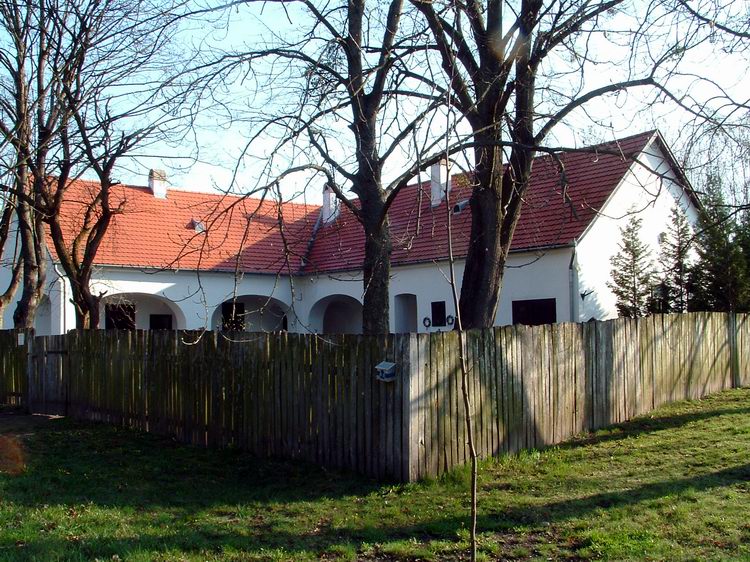 Újvárfalva határában áll Noszlopy Gáspár szülőháza. A kerítésen jól látszik a kéktúra pecsételő dobozkája.