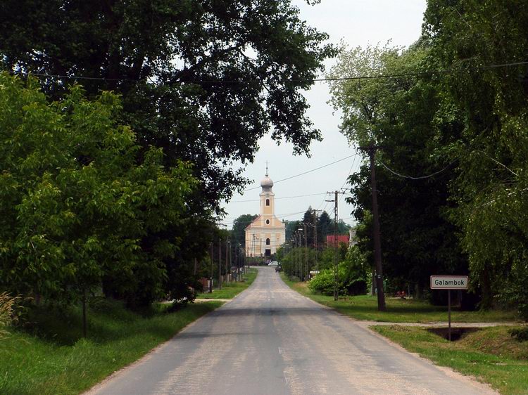 Galambok - Az út végén áll a falu római katolikus temploma