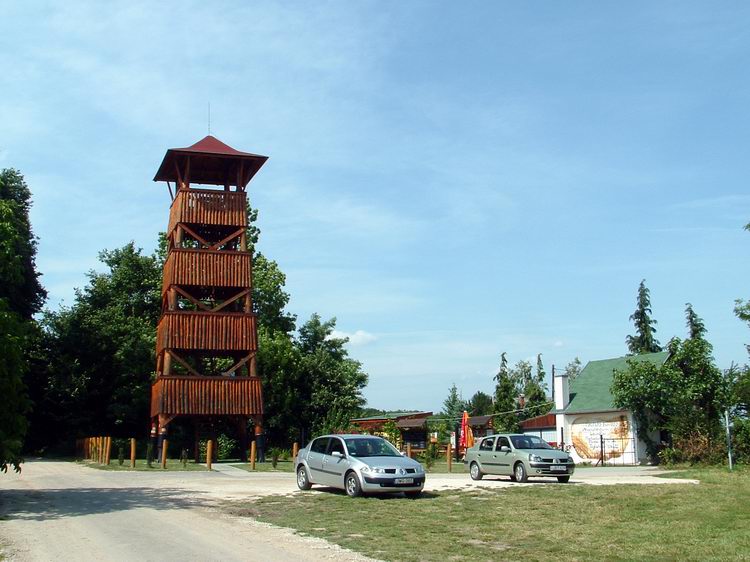 Zalakaros - Kilátótorony a város felett a dombon. A tövében a borozó épülete áll.