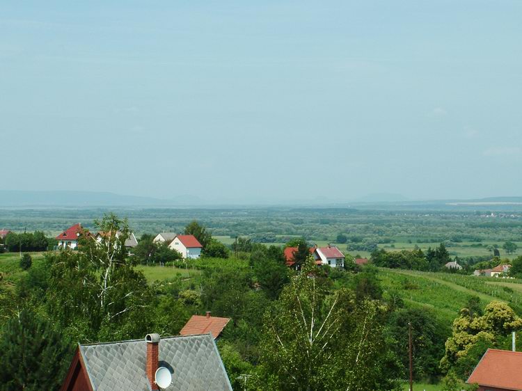 Zalakaros - Kilátás a Balaton és a távolban éppen kivehető tanúhegyek felé