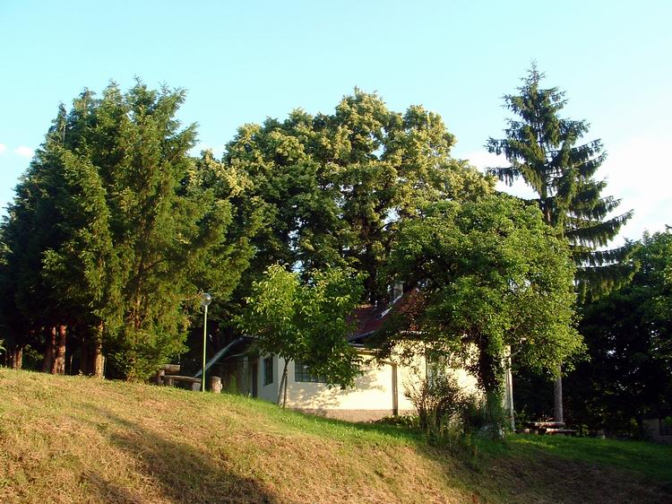 Öröm-hegy - A Kanizsai Postás SE kulcsosháza a hegy északi oldalában áll.