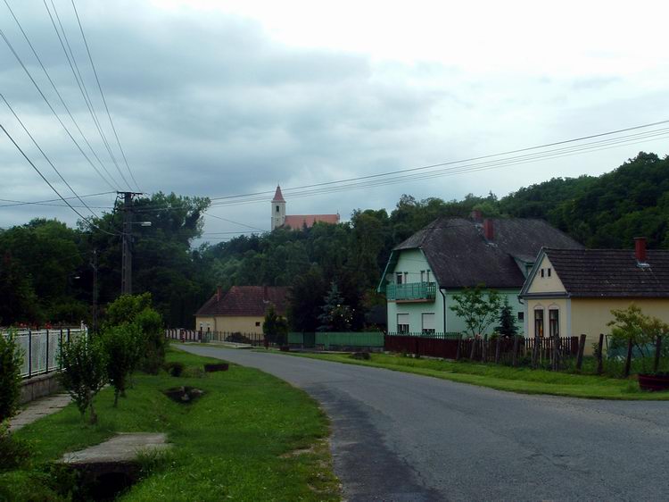 Homokkomárom főutcáján. A falu felett dombon áll a Mária kegytemplom.