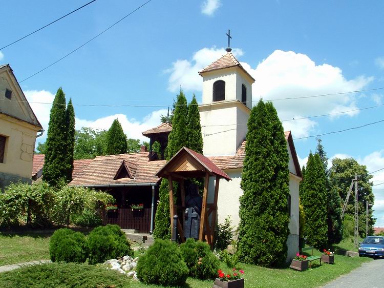 Kis kápolna a valkonyai főutcán