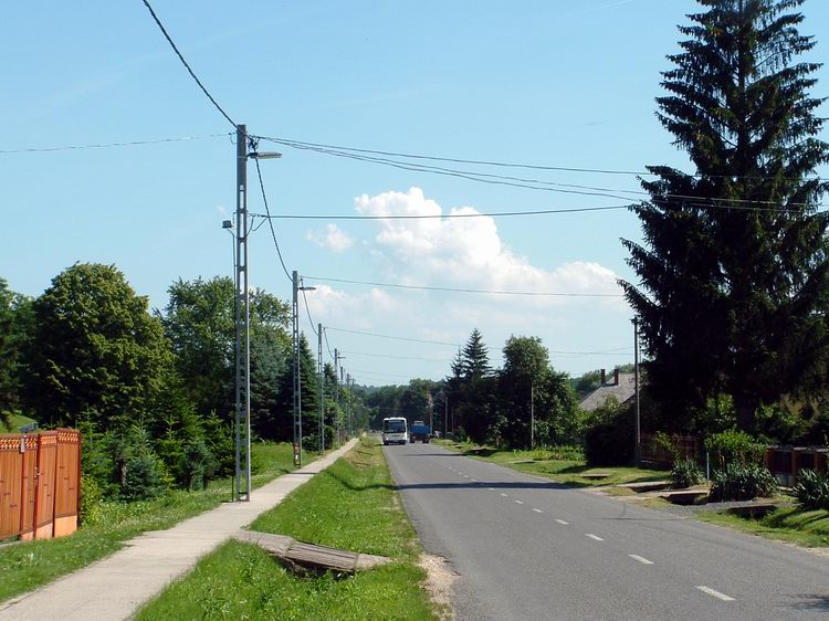 Borsfa nyílegyenes főutcáján vezet a kéktúra