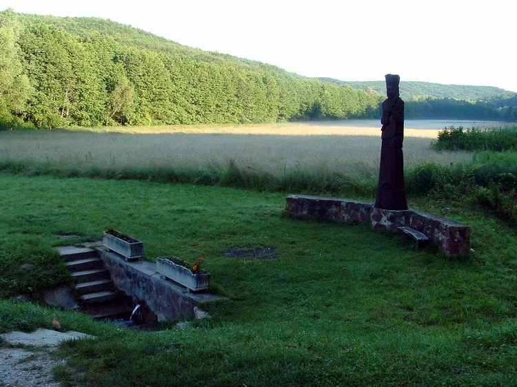 Kistolmács - A Kozári-forrás a mögötte álló Nepomuki Szent János szoborral