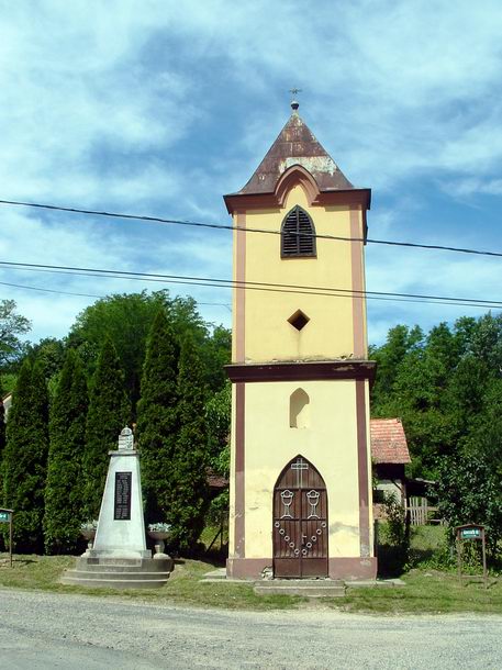 Lasztonya - Harangláb és világháborús emlékmű a faluközpontban