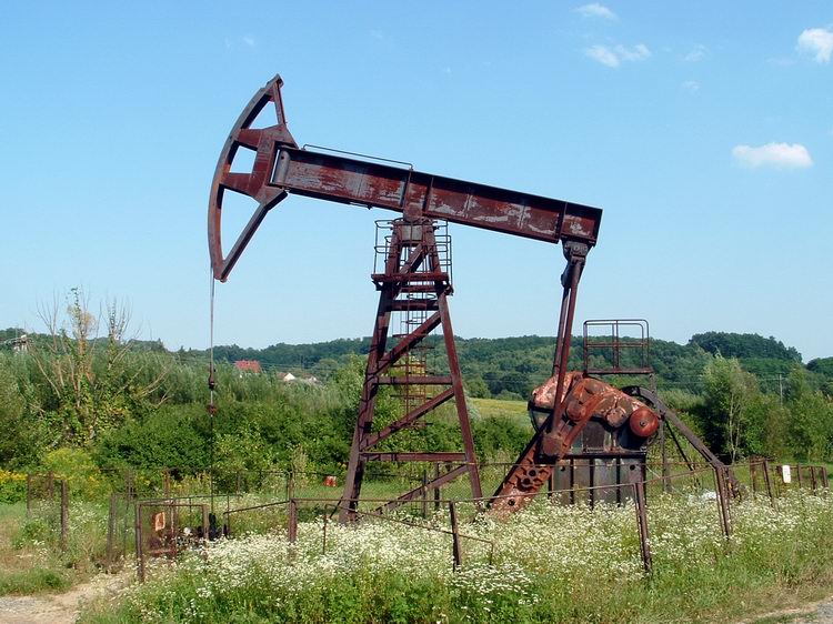 Kislengyel - Működő olajkút a falu határában