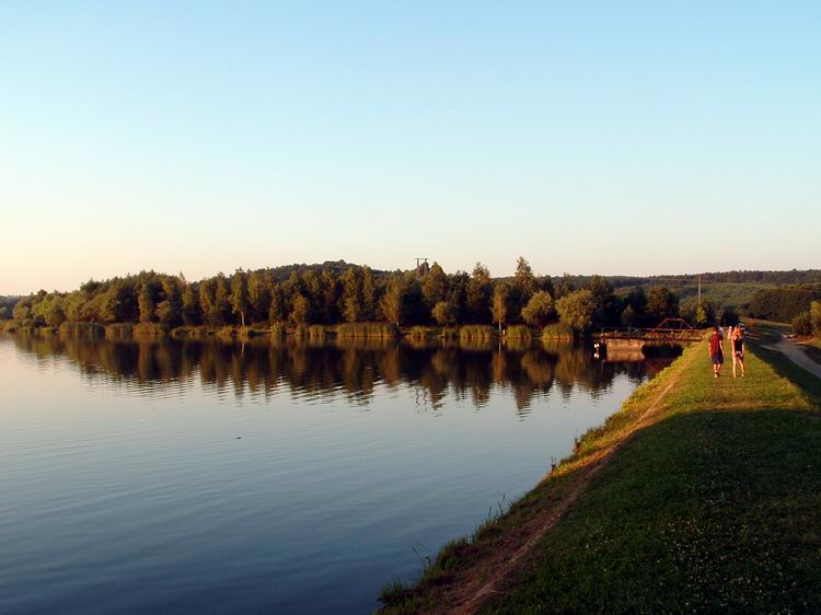 A Kustánszegi-tó gátján