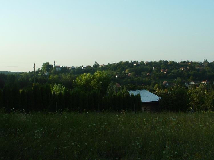 Kustánszeg - Kilátás a túlsó dombon fekvő falura