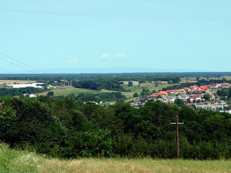 Nagyfernekág - Kilátás a dombról Zalalövőre és a távoli, párába vesző Kőszegi-hegységre