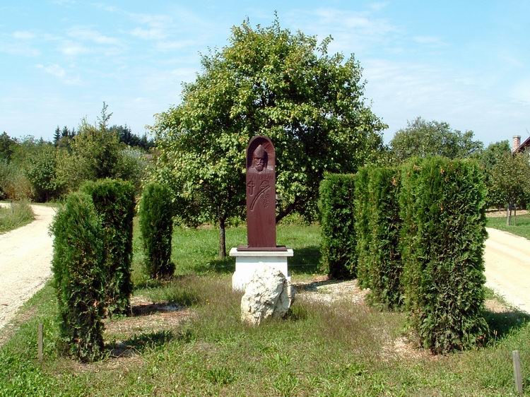 Pacsa-hegy - Faragott Szent Orbán dombormű egy útelágazásban