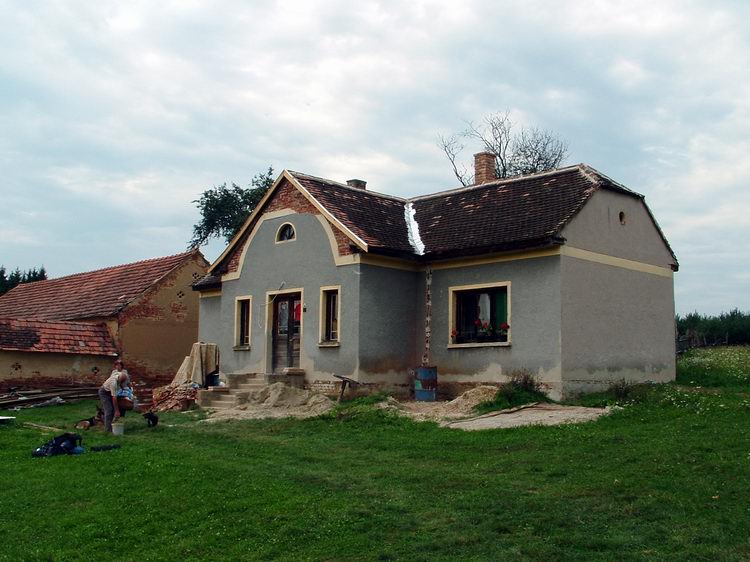 Pusztaszentpéter - Éppen felújítják a néhai Devecz Oszkár házát