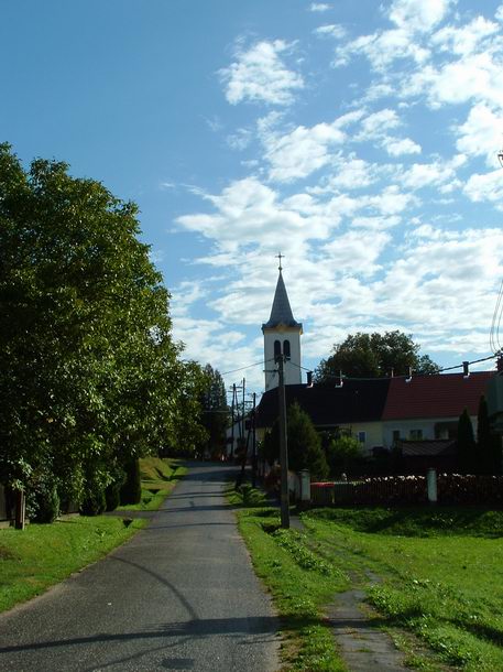 Útban Kondorfa főutcáján a római katolikus templom felé
