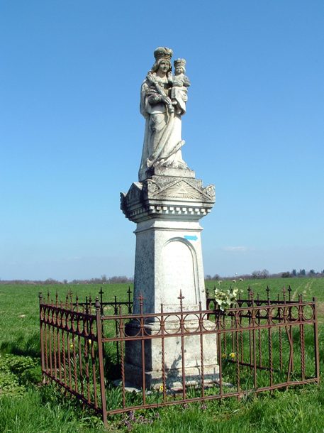 Mária szobor Nagymizdó és Szarvaskend között a földút mellett