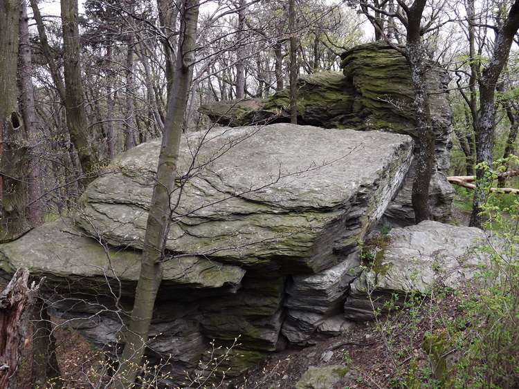 Egy másik sziklaalakzat a Kalapos-kő mellett